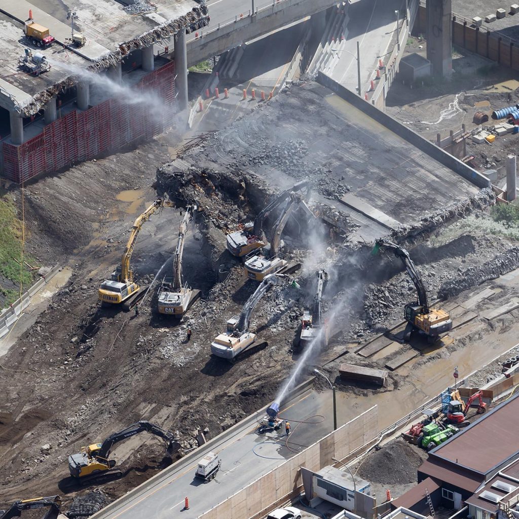 Demex aide à reconstruire la route de Montréal avec l'aide des machines HKD-Blue V‑500 T